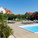 Dworek Zielinskich-domki, Pokoje, Podgrzewany Basen, Parking