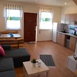Séjour chez l'habitant Dworek Zielinskich-domki, Pokoje, Podgrzewany Basen, Parking