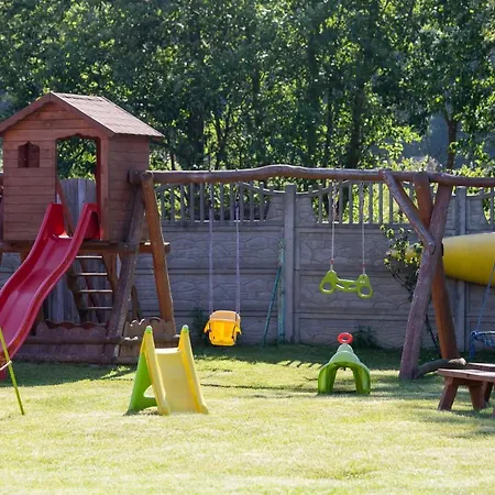 Dworek Zielinskich-domki, Pokoje, Podgrzewany Basen, Parking منزل للإقامة ريفال