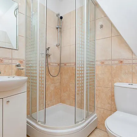 منزل للإقامة Dworek Zielinskich-domki, Pokoje, Podgrzewany Basen, Parking ريفال