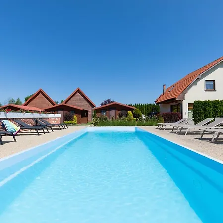 منزل للإقامة Dworek Zielinskich-domki, Pokoje, Podgrzewany Basen, Parking *