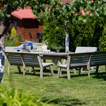 منزل للإقامة Dworek Zielinskich-domki, Pokoje, Podgrzewany Basen, Parking ريفال