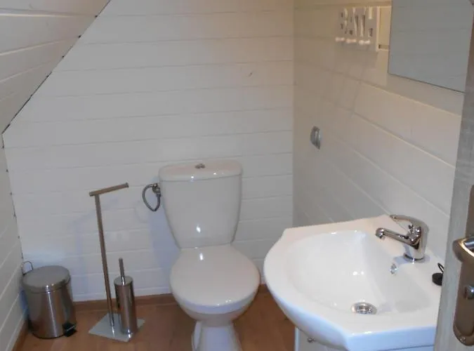 ホームステイ Dworek Zielinskich-domki, Pokoje, Podgrzewany Basen, Parking レバル