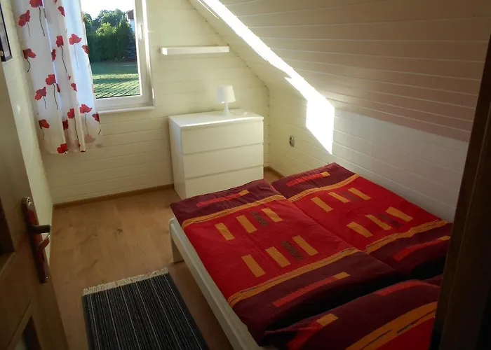 ホームステイ Dworek Zielinskich-domki, Pokoje, Podgrzewany Basen, Parking レバル