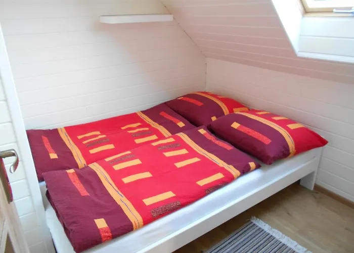 ホームステイ Dworek Zielinskich-domki, Pokoje, Podgrzewany Basen, Parking レバル